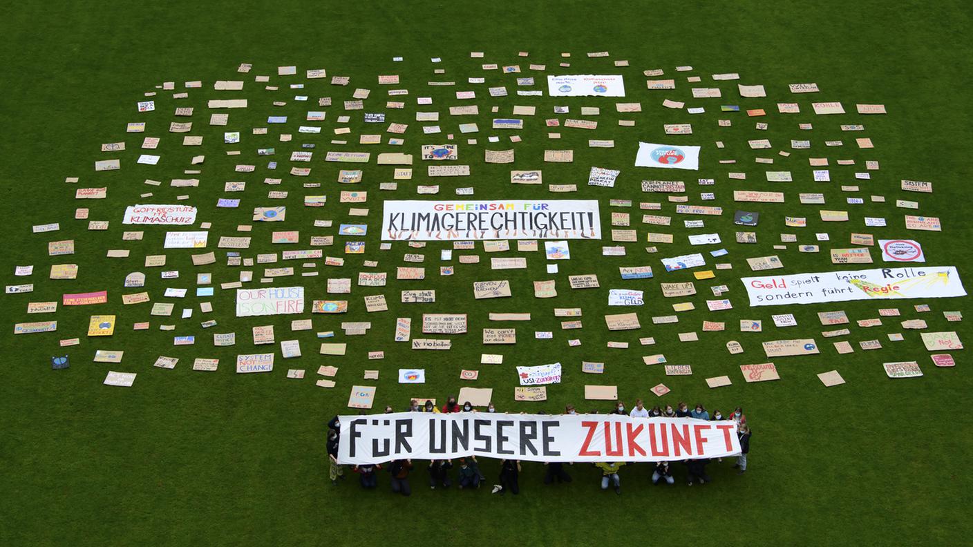 "Per il nostro futuro": cartelloni allineati in un campo sportivo di Berna