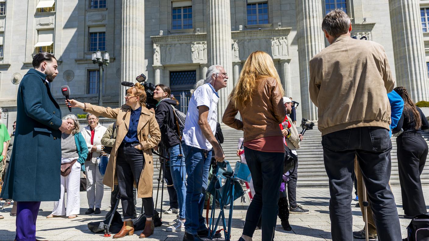 Nicolas Rimoldi davanti alle telecamere di SRF dopo la sentenza