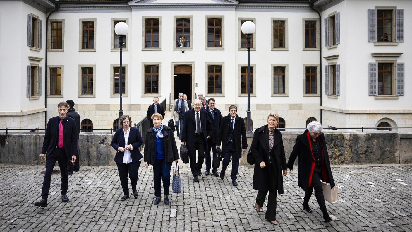 I consiglieri e le consigliere federali si dirigono verso il palazzo del Gran Consiglio di Aarau per la loro seduta extra muros del 24 aprile 2024.