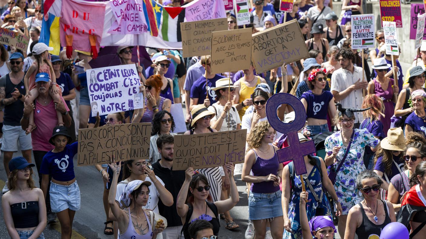 Nella foto d'archivio la manifestazione per la parità di genere tenutasi a Ginevra nel giugno 2025
