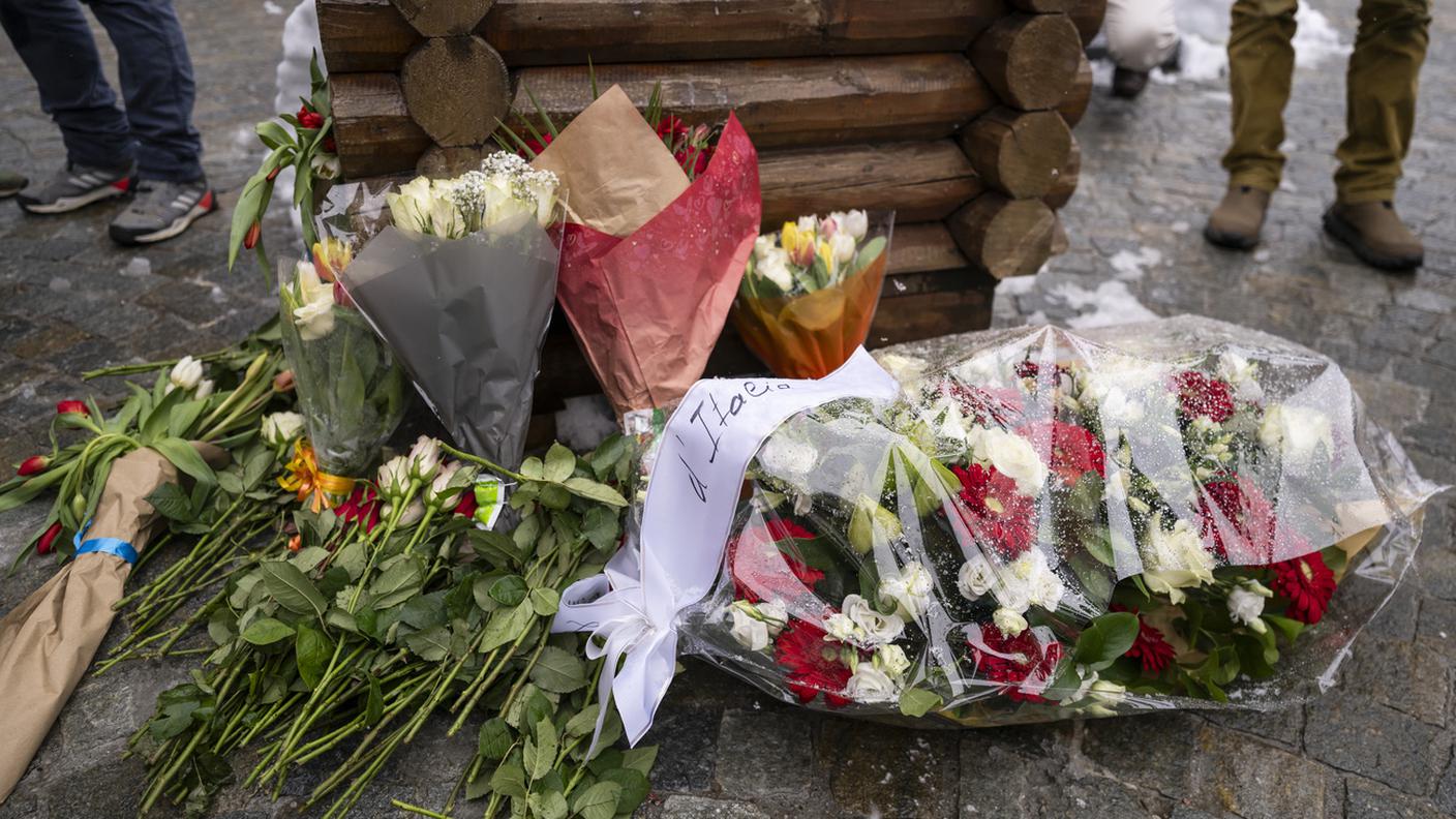Fiori in memoria delle vittime dell'incendio di Capodanno a Crans-Montana