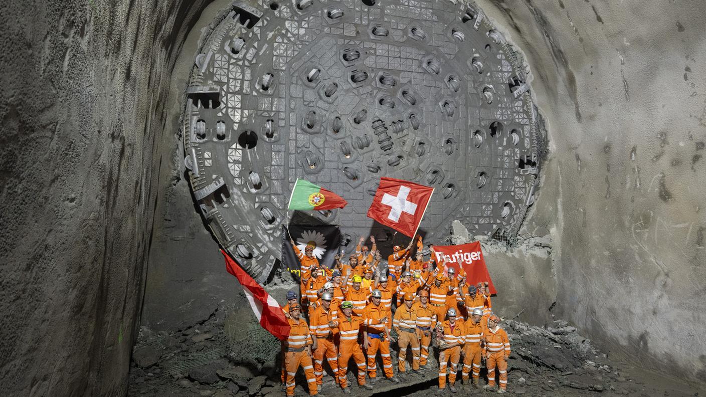 L'esultanza dei minatori dopo la caduta del diaframma