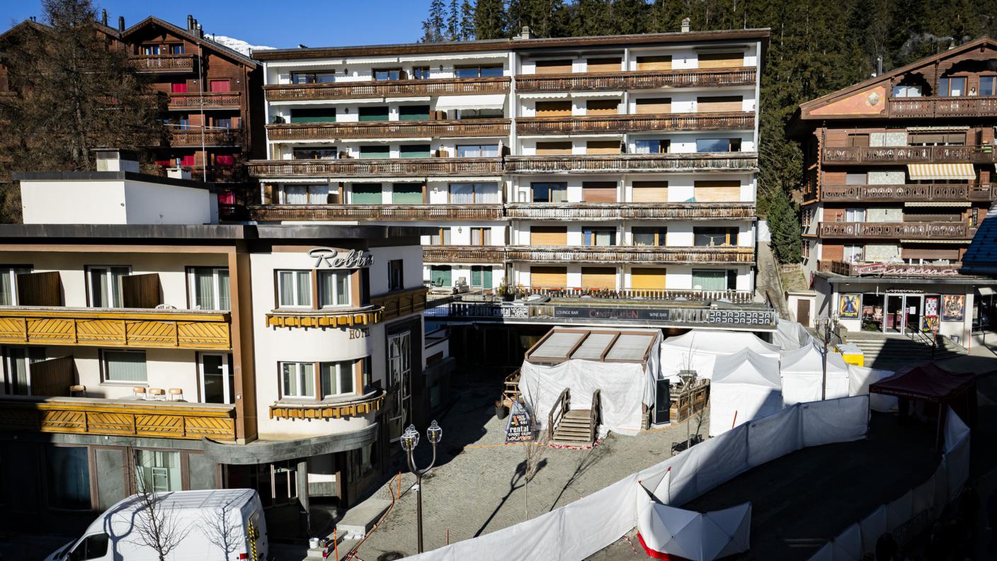La zona del bar Le Constellation, transennata dopo la tragedia d'inizio anno
