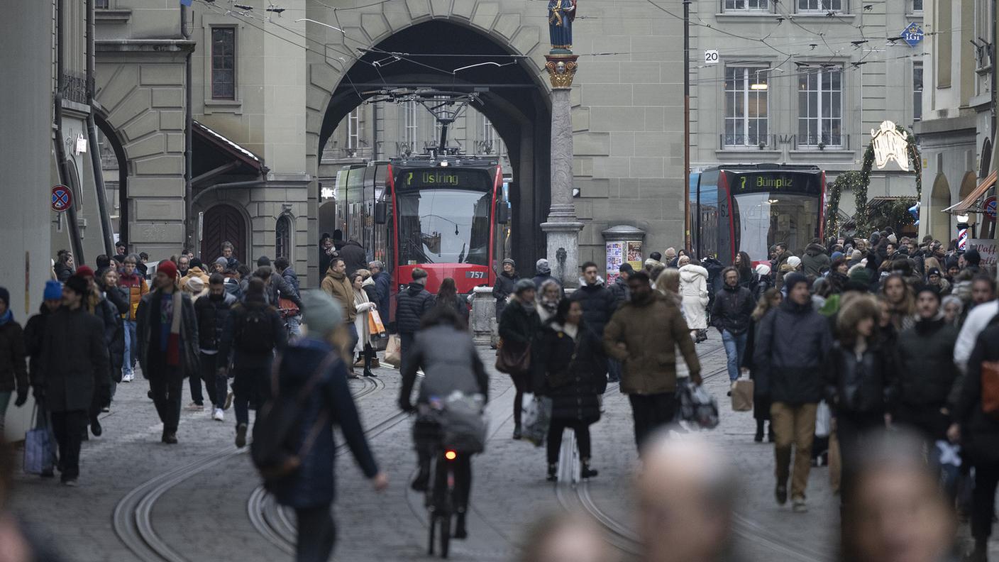 Non sarebbero interessati i manifesti culturali, i luoghi d’affissione pubblici e le indicazioni locali