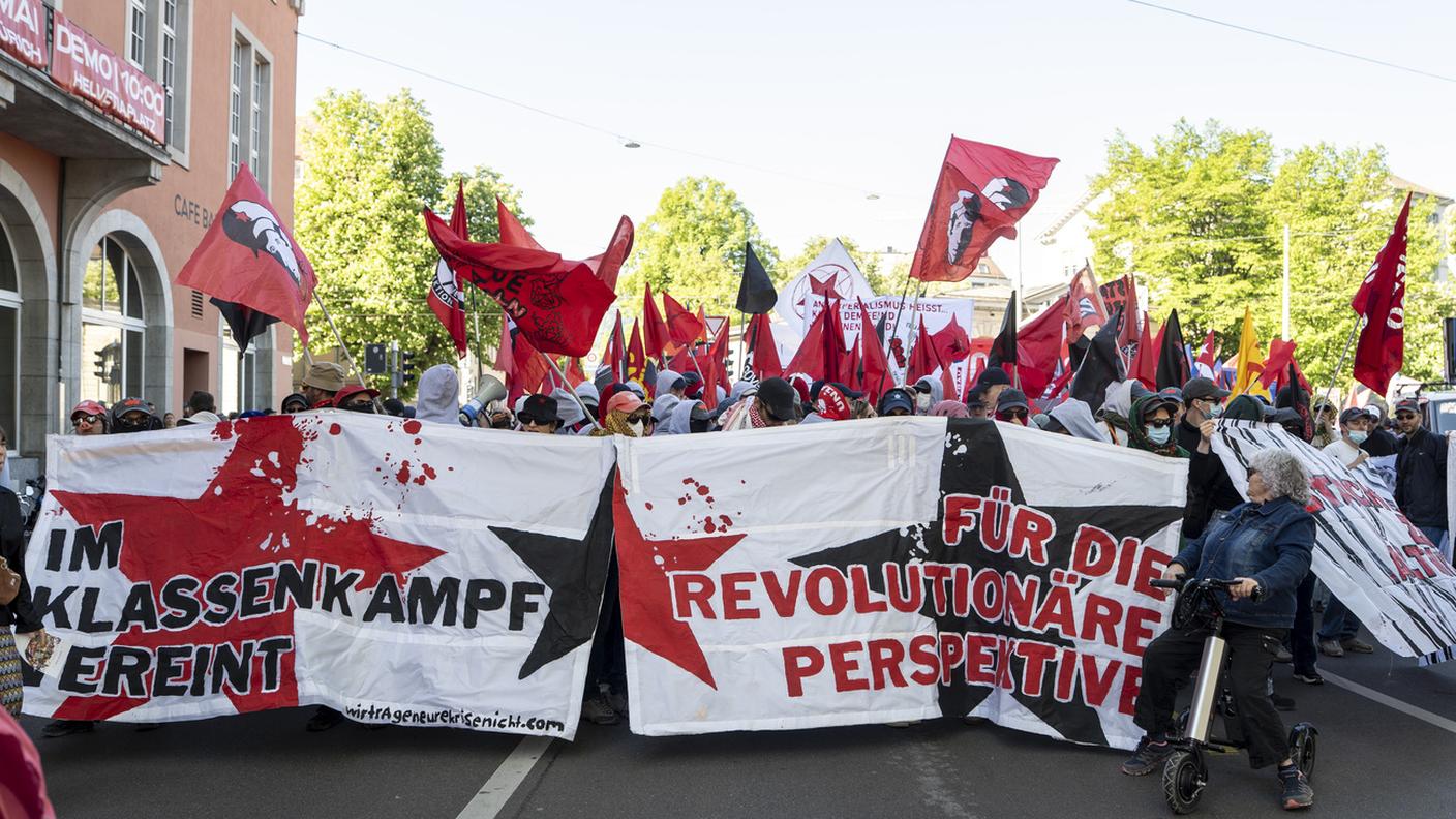 Il corteo del Primo Maggio a Zurigo