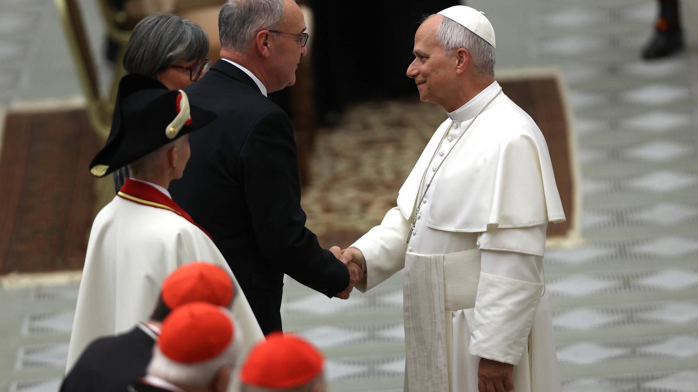 Il Presidente della Confederazione Svizzera Guy Parmelin saluta il Pontefice nell'Aula Paolo VI, Città del Vaticano, 6 maggio 2026.