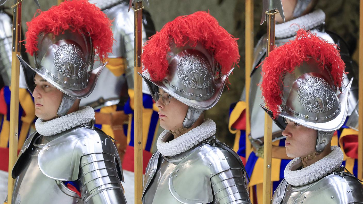 Le guardie svizzere si schierano durante la cerimonia di giuramento, Città del Vaticano, 6 maggio 2026.
