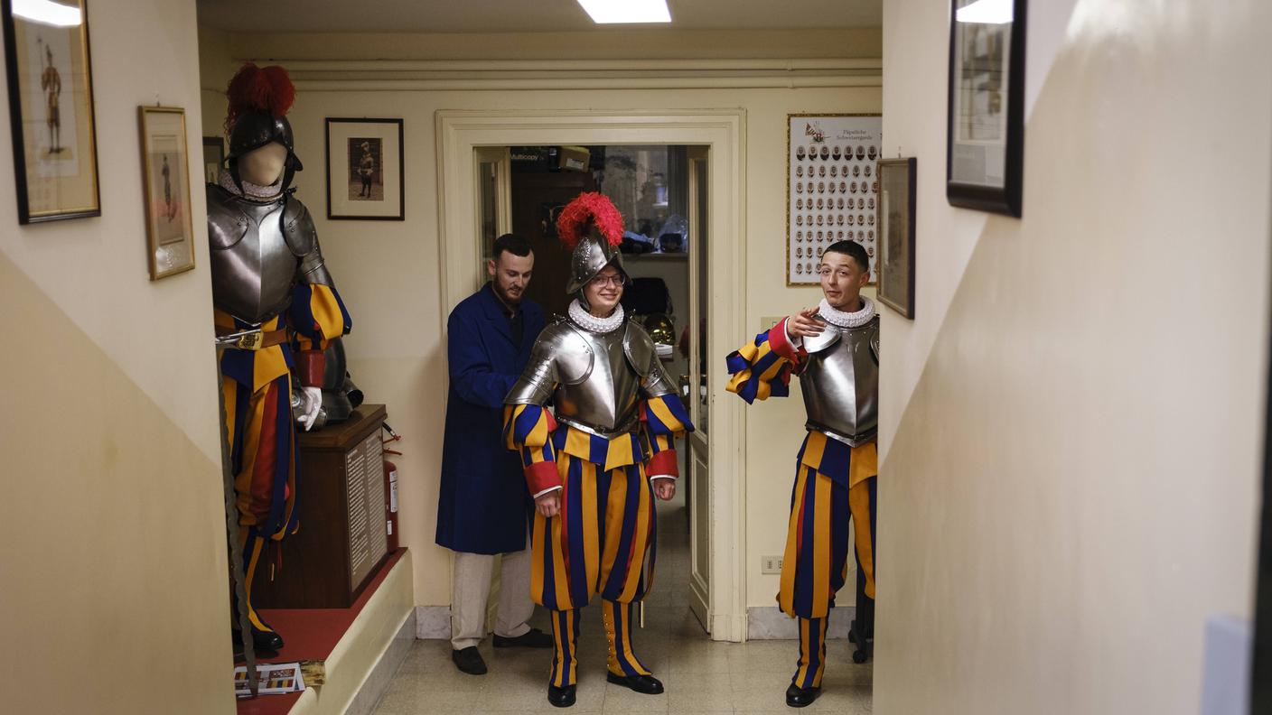 Gli ultimi preparativi si svolgono all’interno della caserma della Guardia Svizzera Pontificia, Città del Vaticano, 6 maggio 2026.