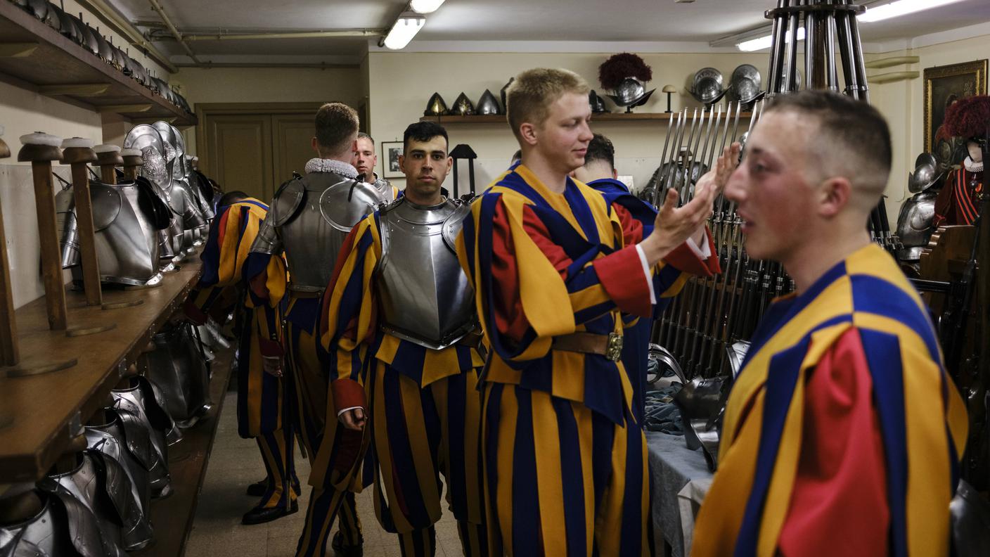 Le reclute preparano le loro uniformi cerimoniali, Città del Vaticano, 6 maggio 2026.