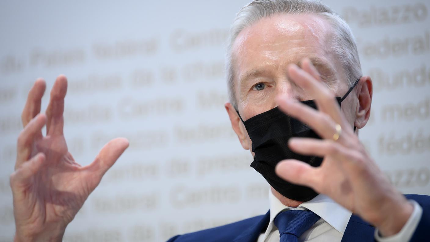 Il presidente della ElCom Werner Luginbühl durante la conferenza stampa odierna