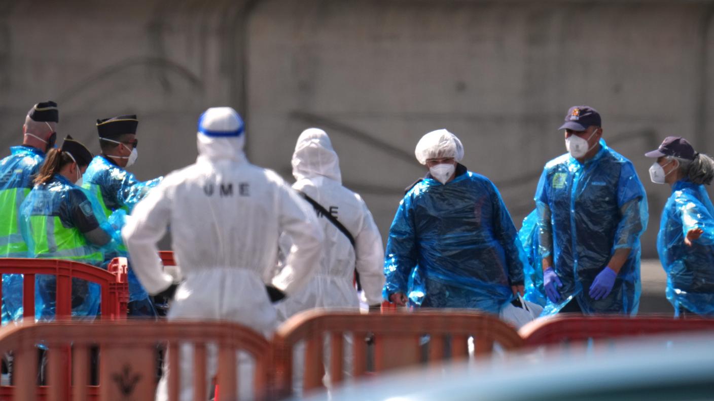 Tenute di protezione per i passeggeri allo sbarco e per il personale sanitario