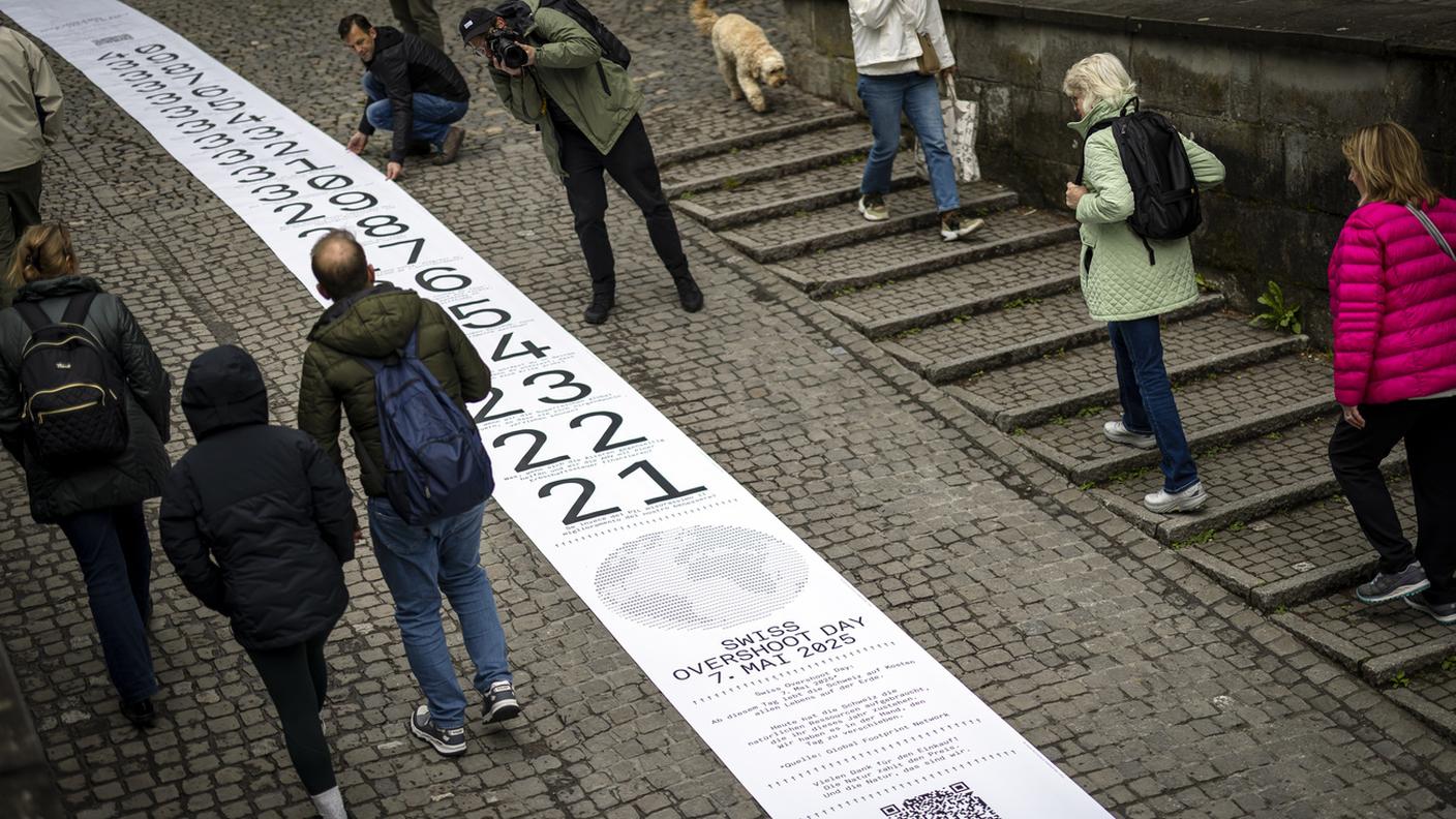 Nel 2025 la data era caduta ancora prima, ricordata da questa azione di Greenpeace a Zurigo