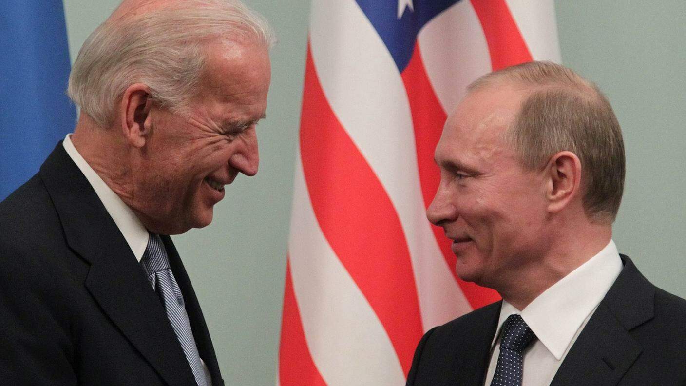 Biden e Putin qui durante un loro incontro nel 2011, quando erano rispettivamente vicepresidente degli Stati Uniti e primo ministro della Federazione russa
