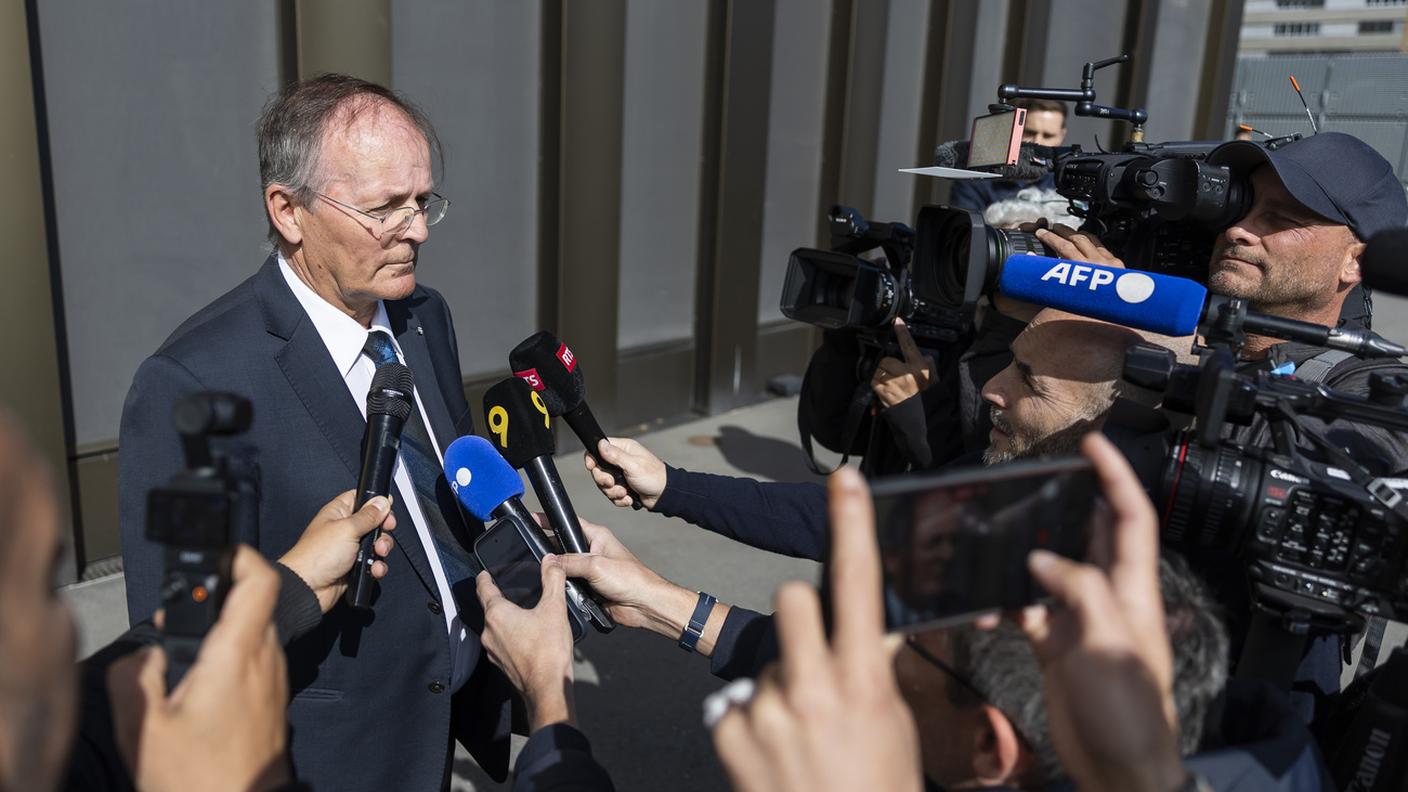 Jean‑Claude Savoy, ex sindaco dell'allora Comune di Chermignon, parla con i giornalisti presso il Ministero pubblico vallesano. Sion, 13 maggio 2026.