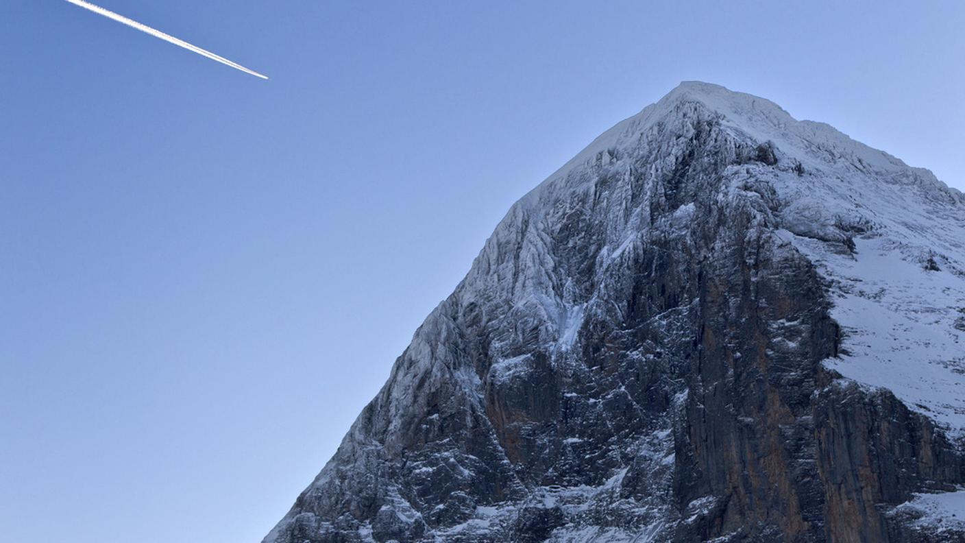 L'Eiger. Sulla sinistra la cresta nord-est, lungo la quale il quartetto intendeva arrampicarsi