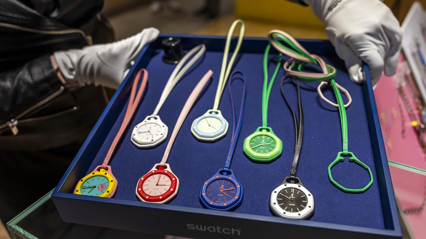 La selezione dei modelli in vendita mostrati da una commessa di Swatch