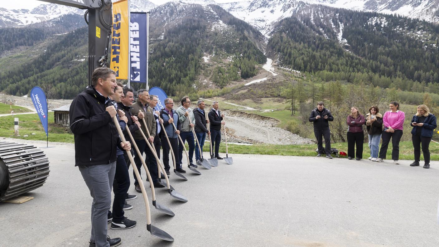 Il sindaco di Blatten Matthias Bellwald (sulla sinistra) e il consigliere di Stato vallesano Franz Ruppen (sulla destra) inaugurano i lavori di ricostruzione della strada cantonale che collega Wiler e Blattem. Martedì 28 aprile 2026.