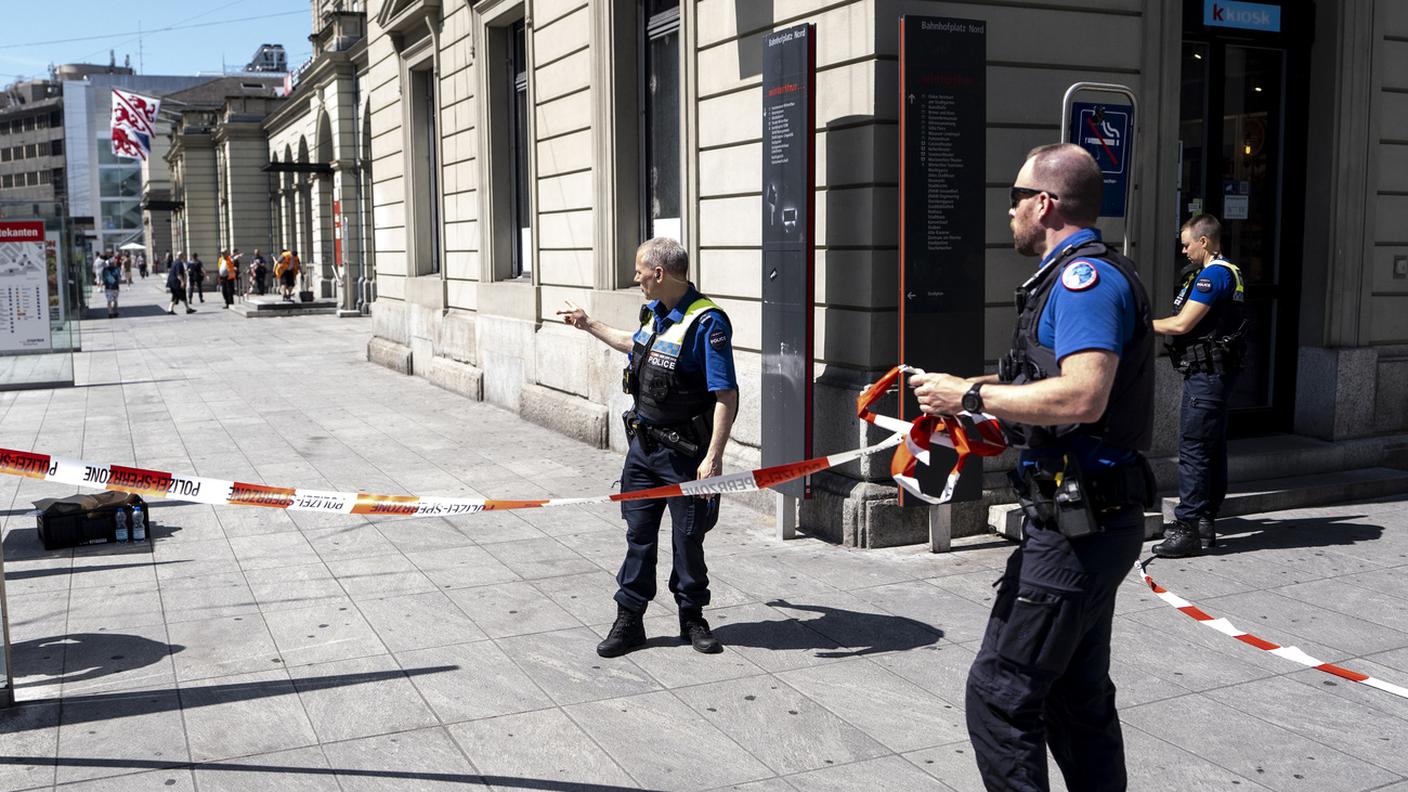 Poliziotti davanti alla stazione di Winterthur