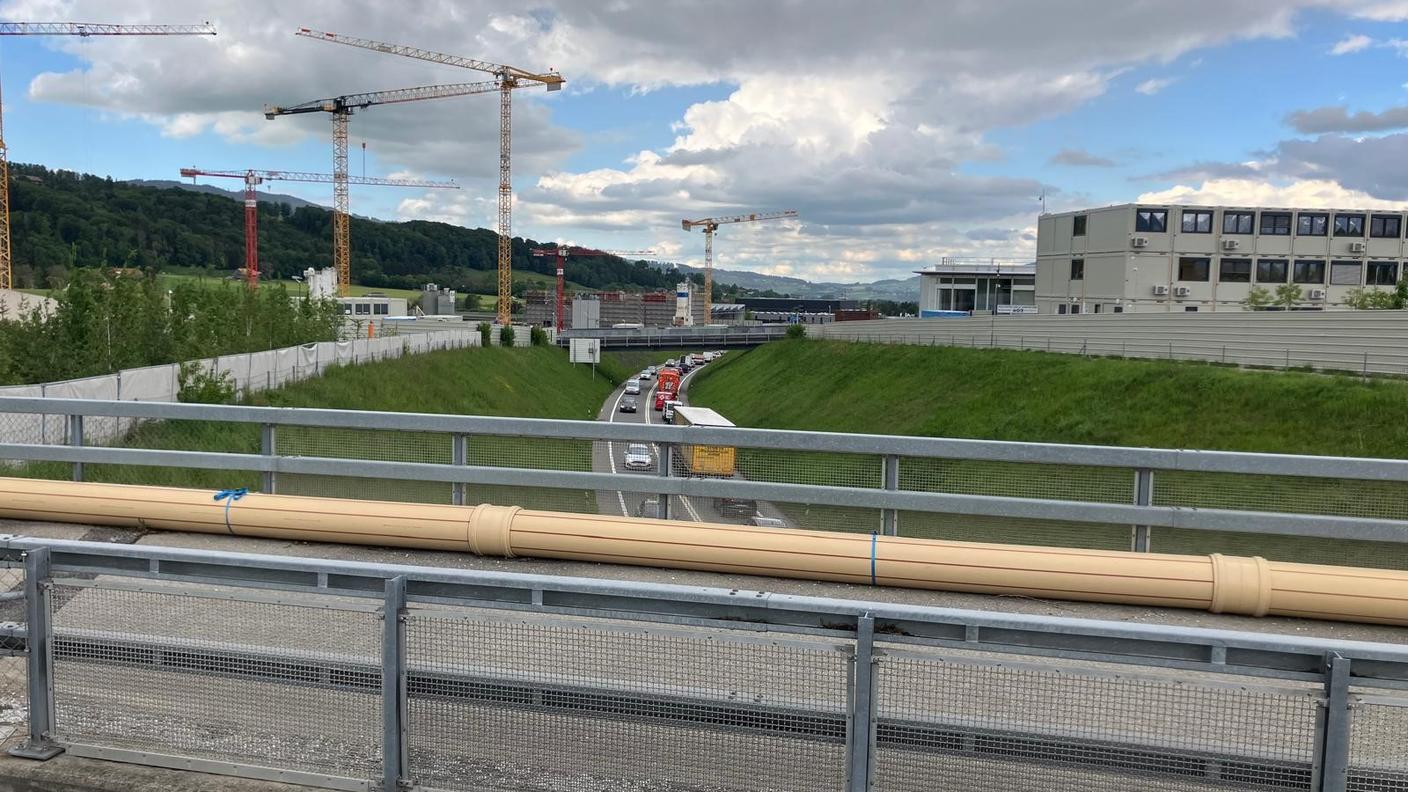 Autostrada, gru, industrie e campagna a Bulle