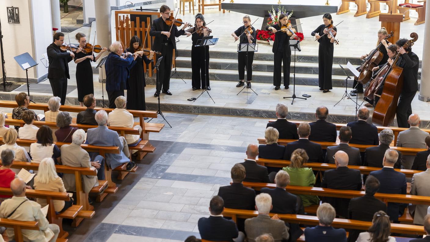 Michael Guttman, direttore musicale di Crans-Montana Classics, si esibisce con 11 musicisti durante il concerto tributo nella chiesa del Sacro Cuore