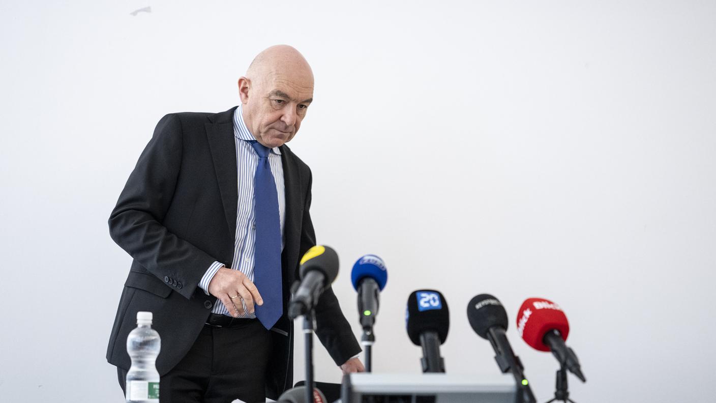 La conferenza stampa a Zurigo durante la quale il "senatore" ha annunciato che intende comunque ripresentarsi