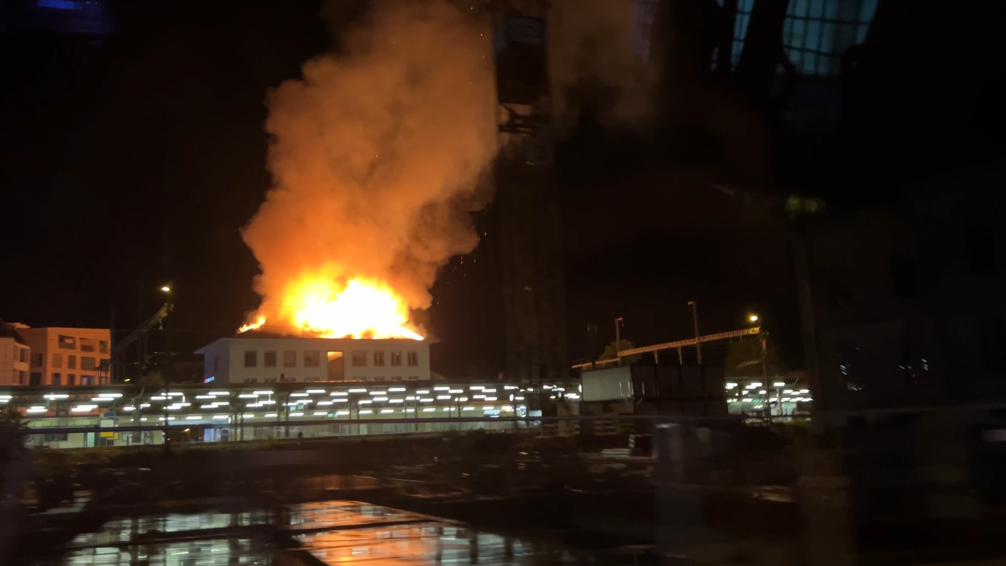 Le fiamme divampate la scorsa notte alla stazione ferroviaria di Burgdorf