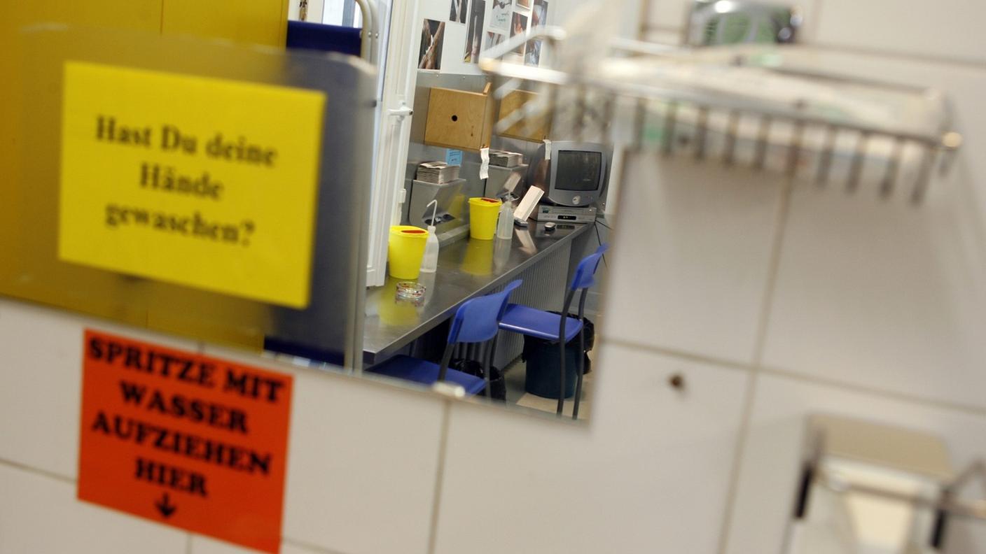 Vista della sala iniezioni del "Fixerstuübli", il centro di accoglienza per tossicodipendenti di Berna