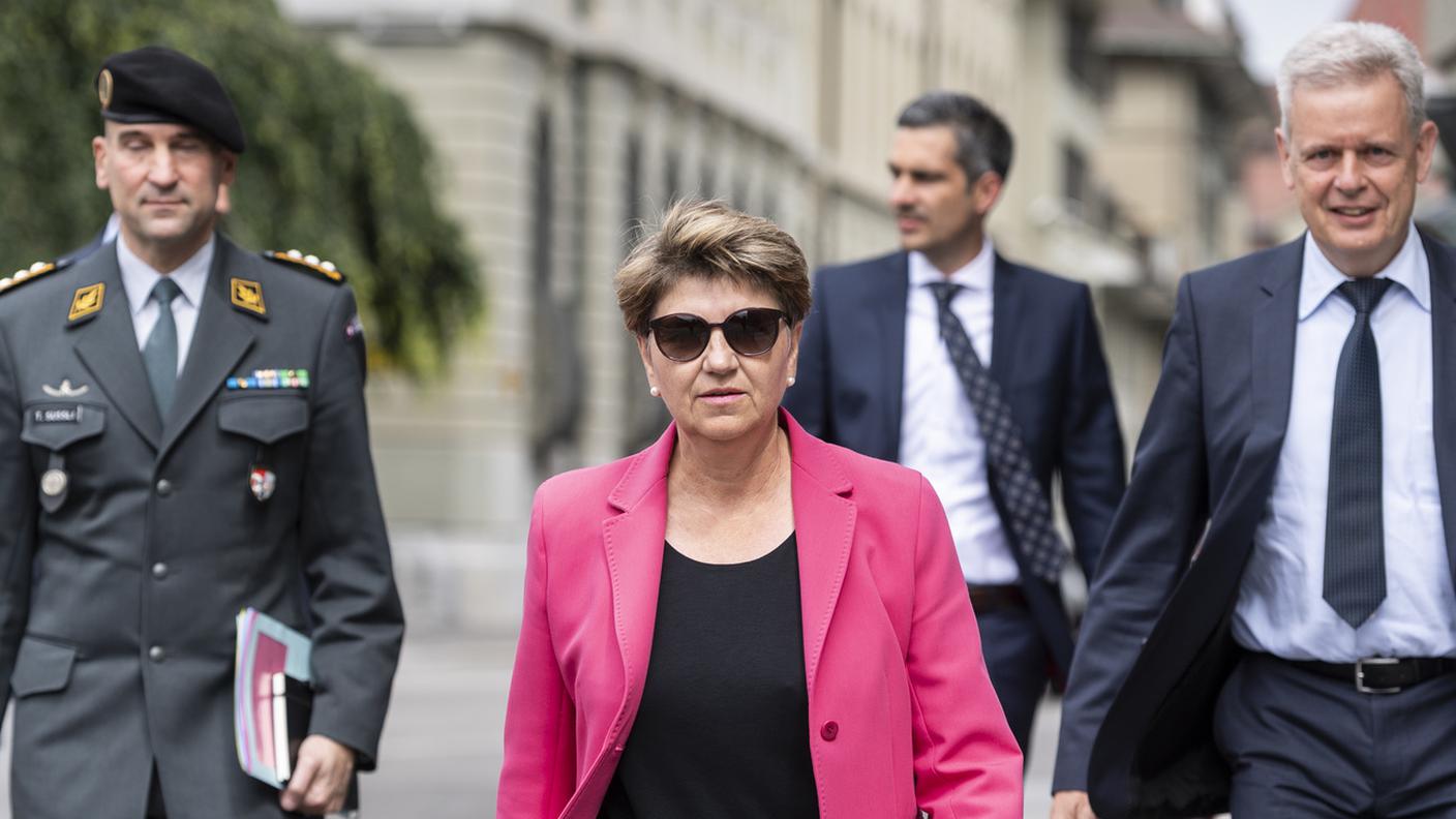 Viola Amherd e gli altri oratori diretti all'incontro con la stampa