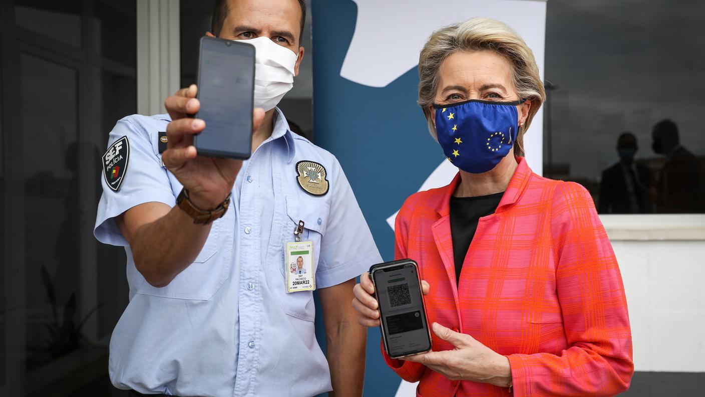 Ursula von der Leyen è stata una delle prime ad approfittare della libertà concessa dal certificato UE quando a metà giugno un poliziotto portoghese ha potuto verificare il pass rilasciatole dal Belgio