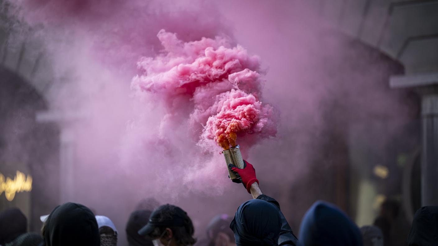 Un manifestante con un fumogeno in occasione del corteo del 1° maggio di quest'anno a Berna