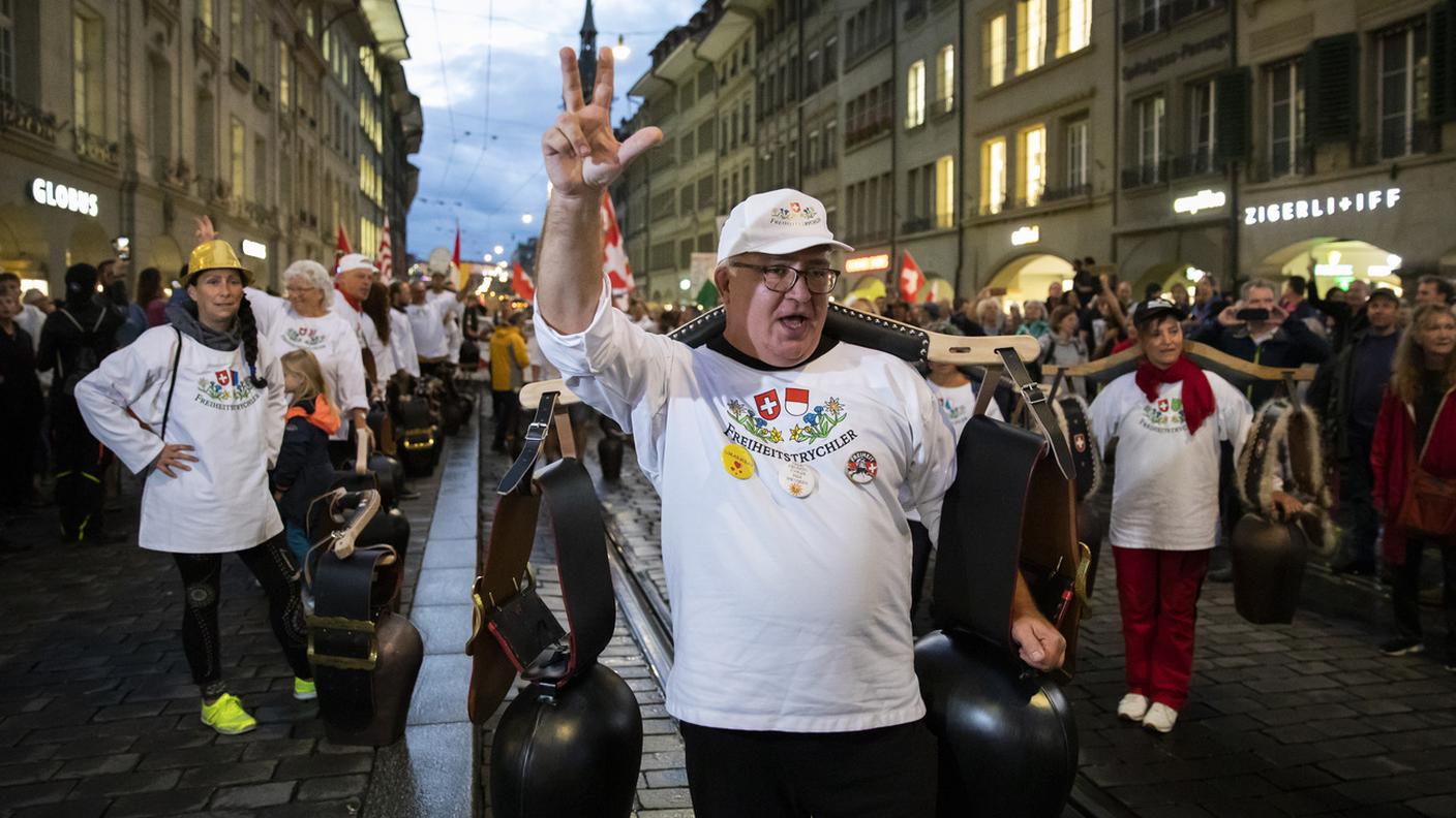 I "Freiheitstrychler" in piazza a Berna il 16 settembre 2021 contro le misure antipandemiche