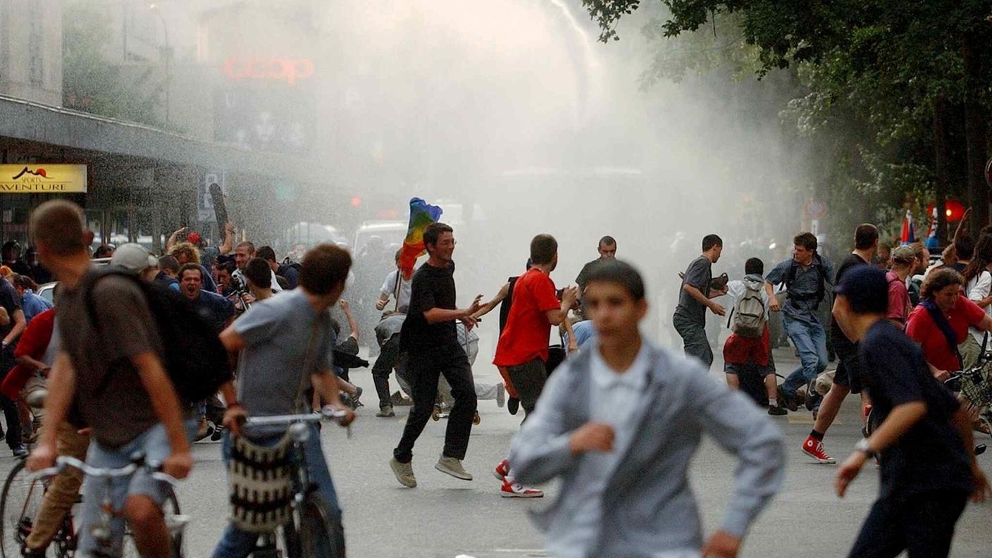 Manifestazioni e disordini si protrassero nel 2003 anche nei giorni seguenti il grande corteo del 1° giugno. Questa immagine è del 3 giugno