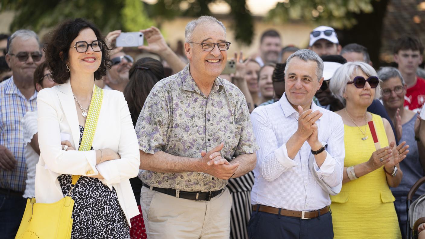 La consigliera di stato vodese Christelle Luisier con Guy Parmelin, Ignazio Cassis e Elisabeth Baume-Schneider a Aubonne