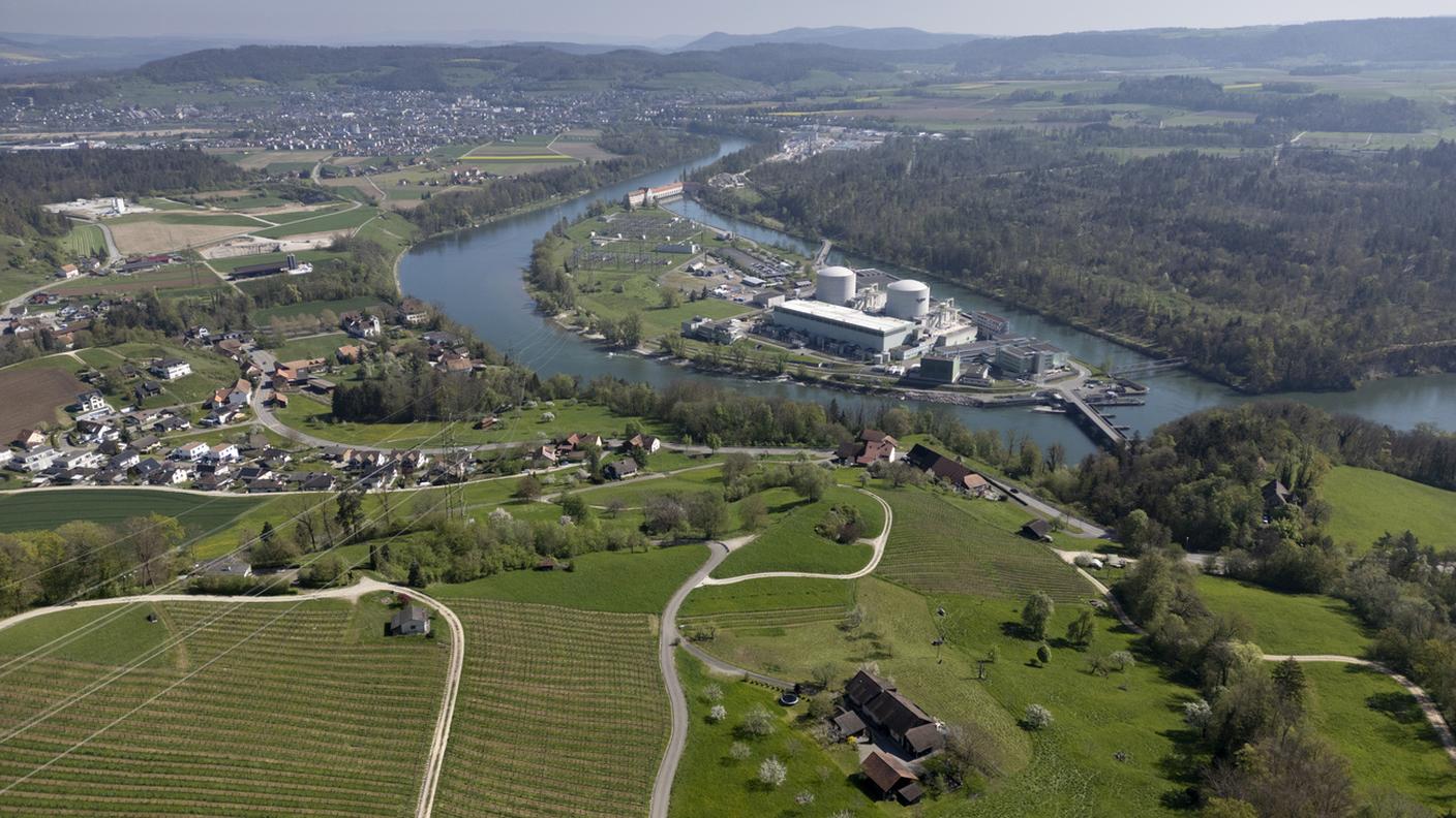 I due reattori della centrale di Beznau, su un'isola in mezzo al fiume Aare a Döttingen