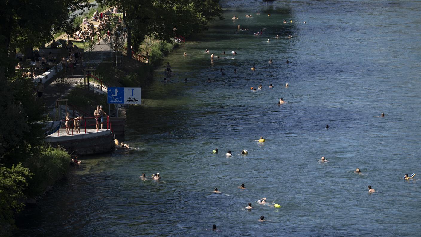 Un'immagine di questi giorni del fiume preso d'assalto per cercare refrigerio 