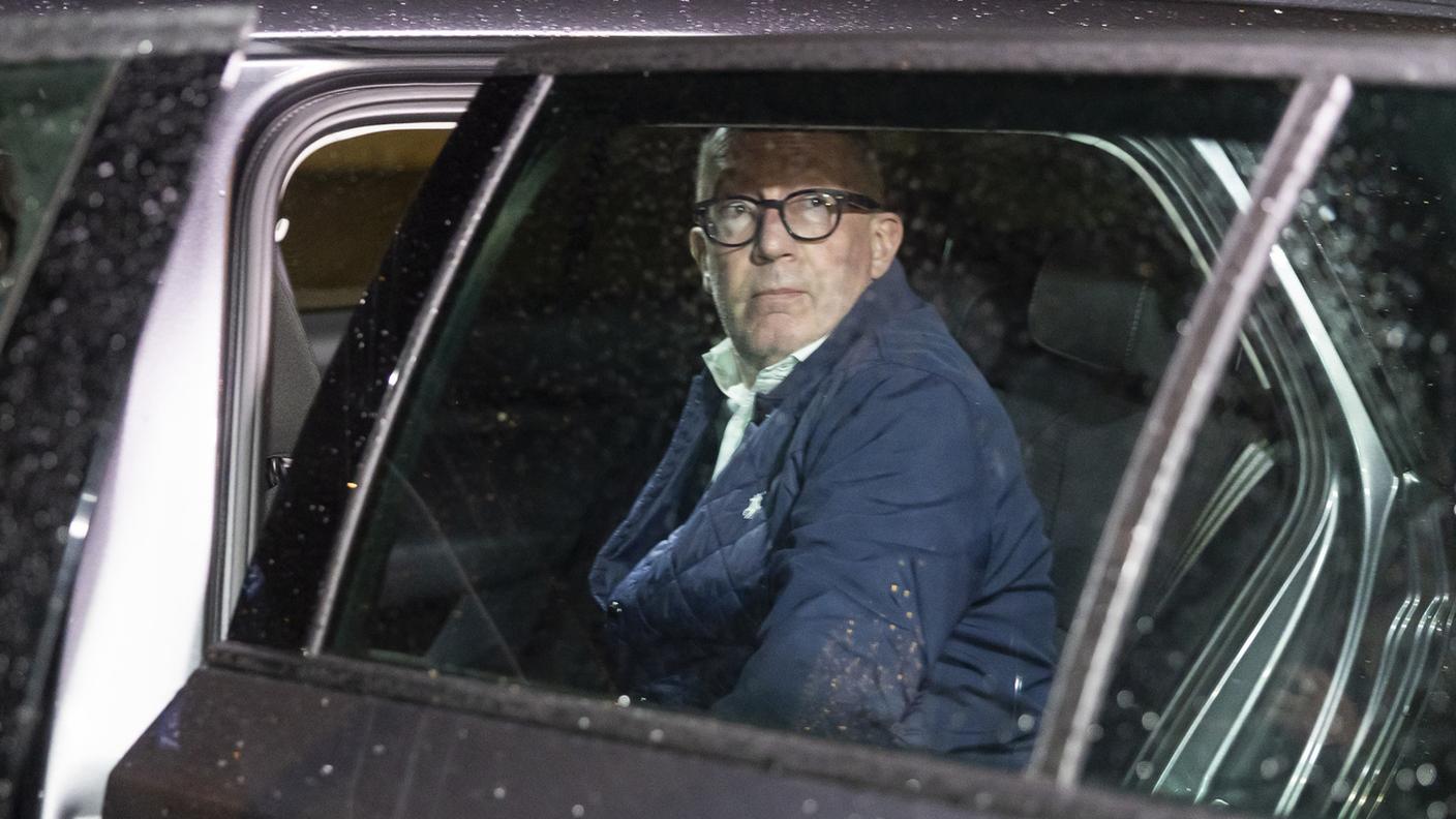 Il sindaco di Crans-Montana, Nicolas Feraud, giunge a Sion per essere interrogato