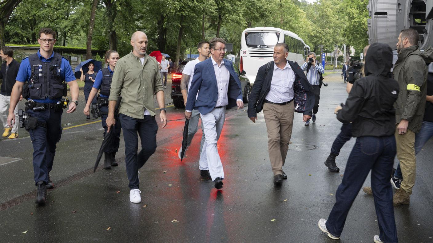 L'uscita di Rösti in una Lucerna piovosa