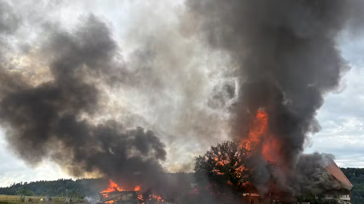 All’arrivo delle squadre di soccorso i due edifici erano già interamente avvolti dalle fiamme
