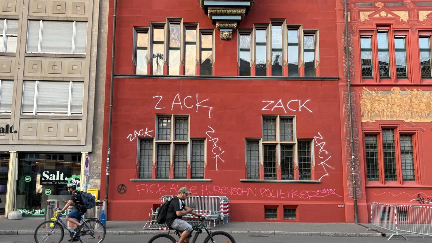 Imbrattato anche il municipio di Basilea