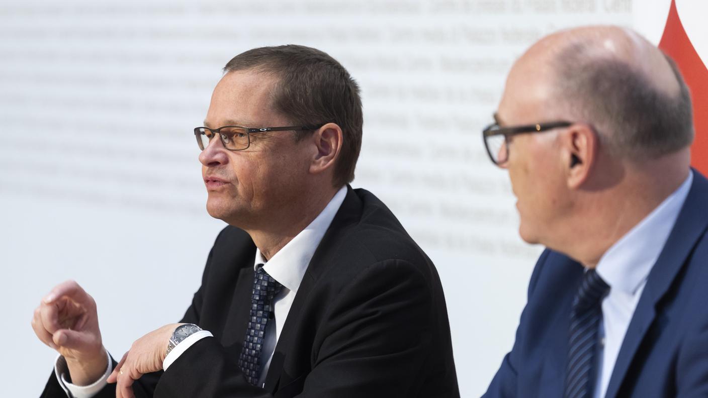 Il capo degli armamenti Urs Loher e il ministro della Difesa Martin Pfister stanno gestendo miliardi di dollari per la difesa aerea