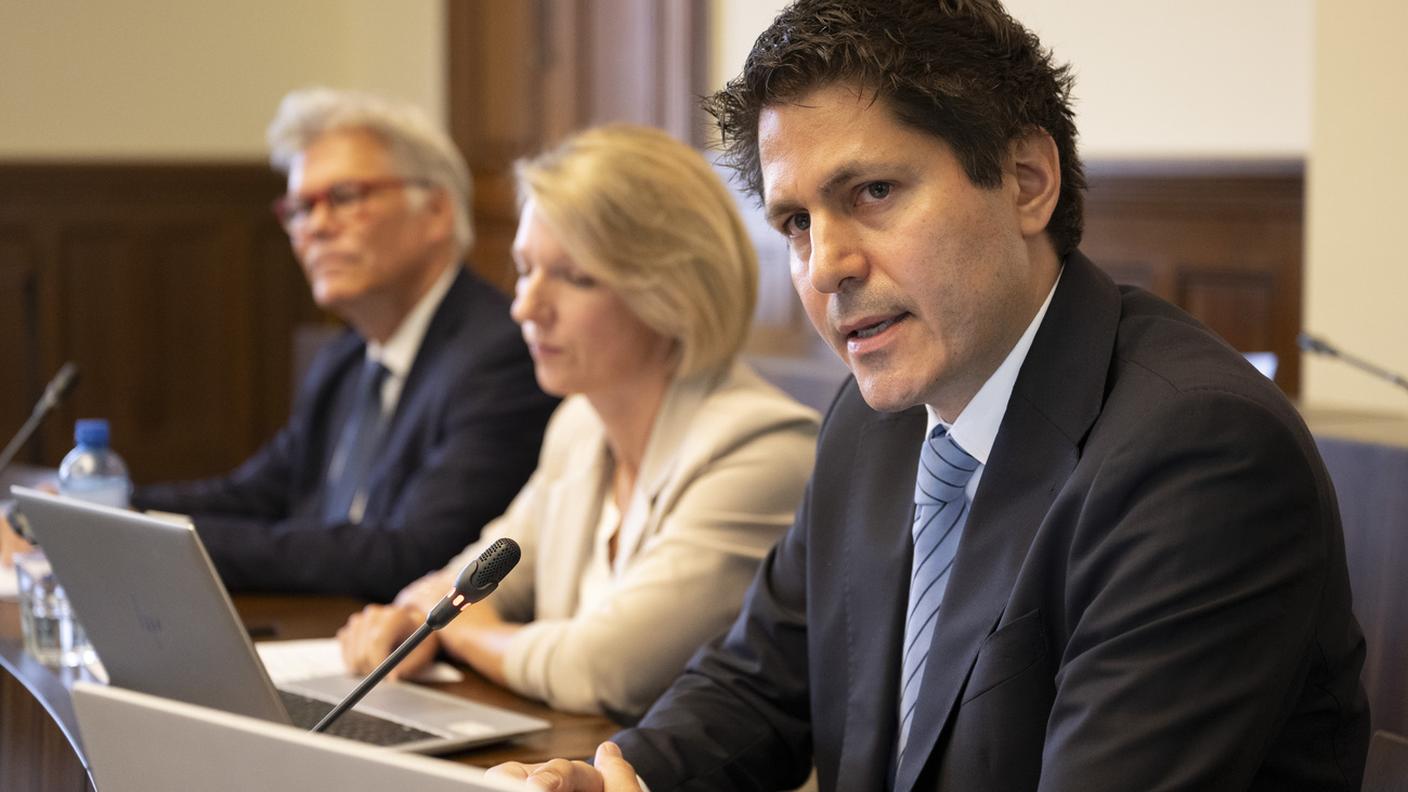 Il responsabile dell'inchiesta, Michael Daphinoff, davanti ai media venerdì insieme alla consigliera di Stato Sibylle Jeker