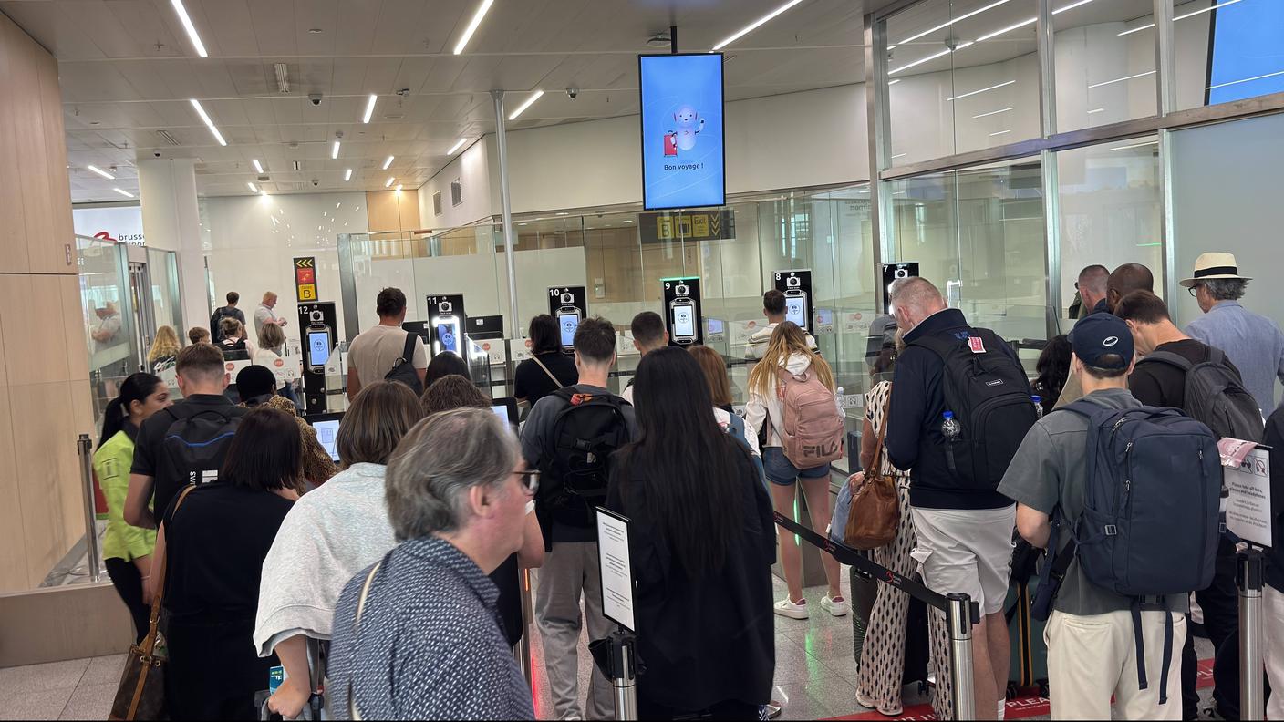 Lunghe code al controllo passaporti all'aeroporto di Bruxelles