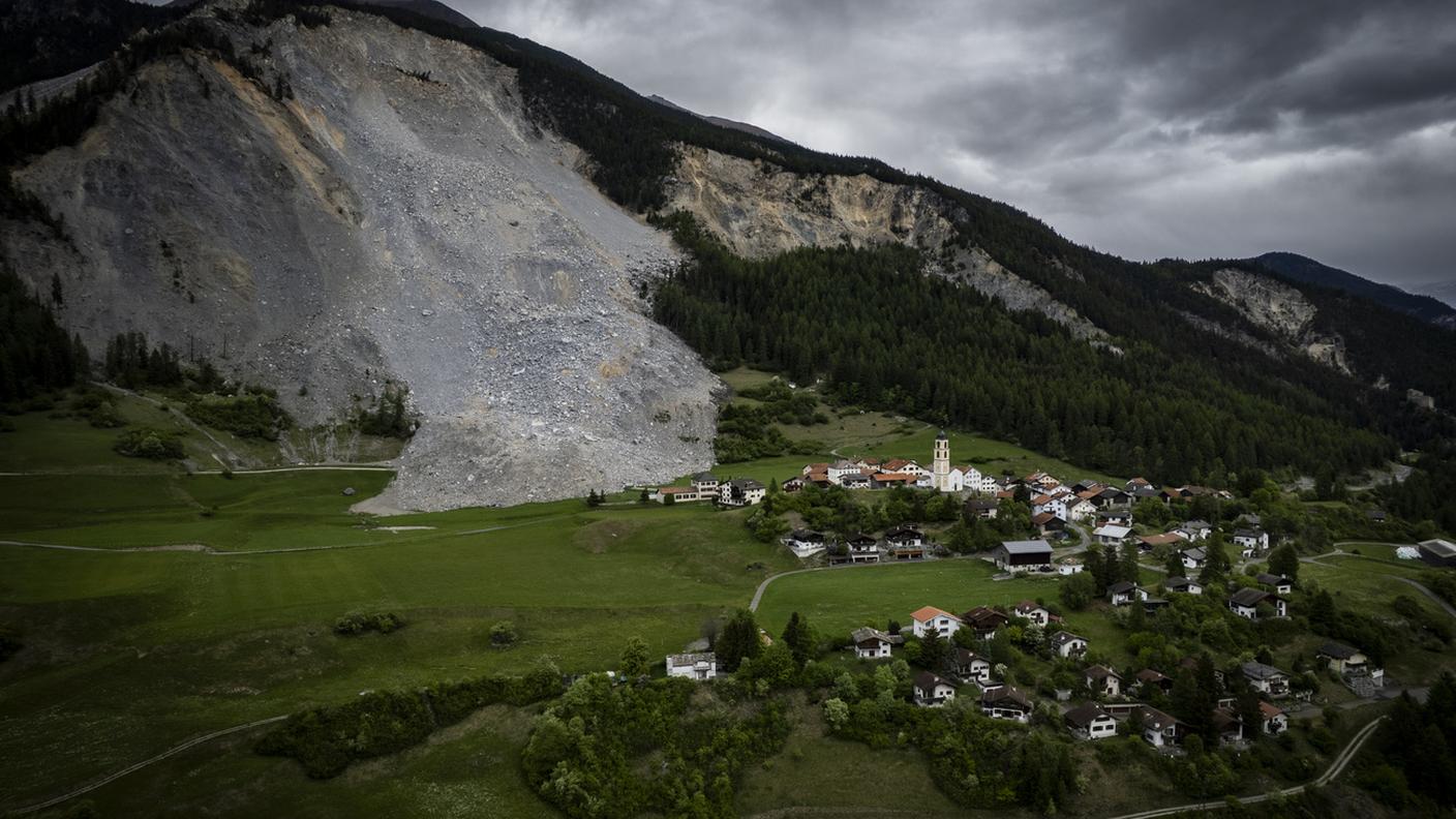 L'imponente frana sopra il villaggio grigionese di Brienz