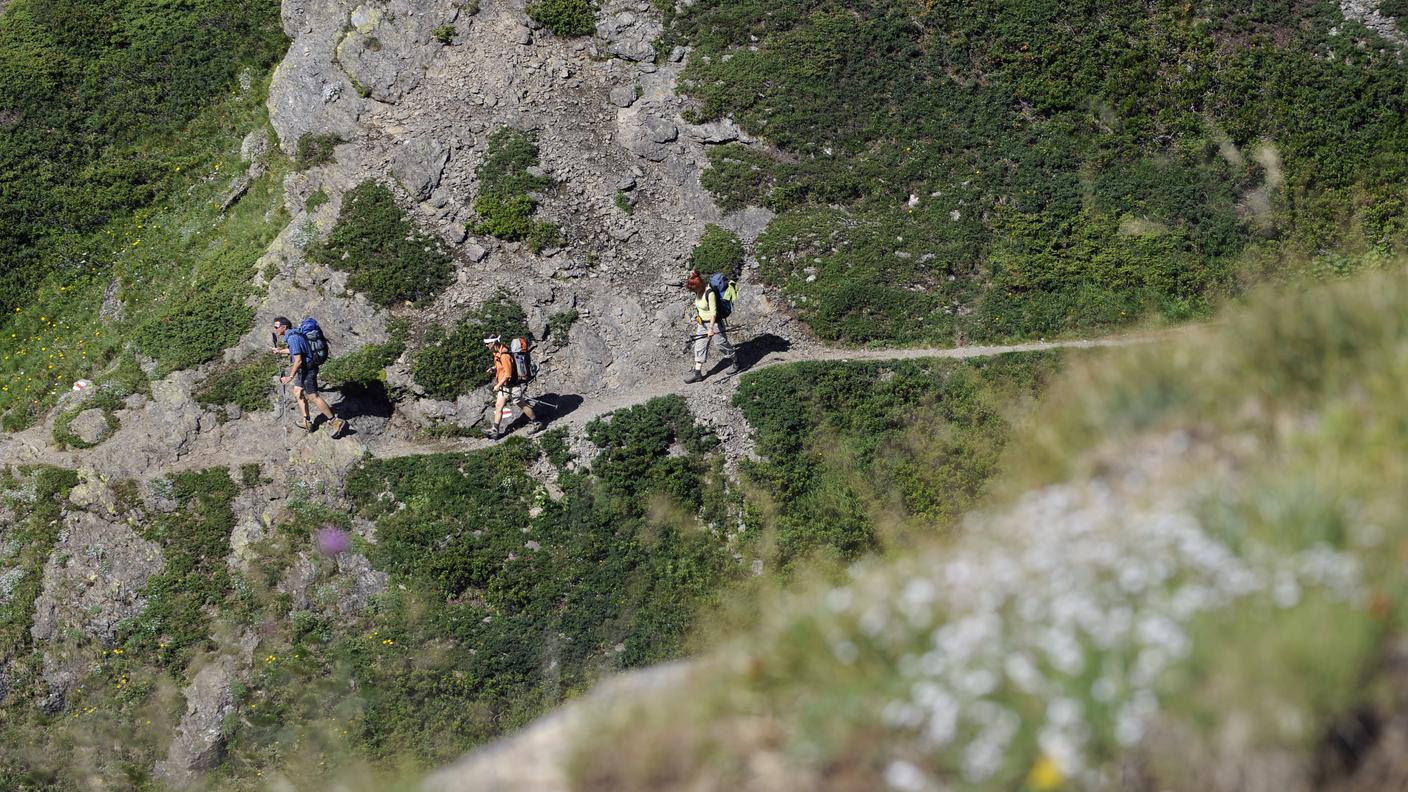 Nella foto alcuni escursionisti fra i prati di Robiei (Val Bavona).