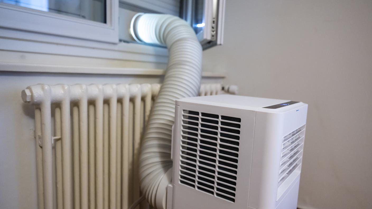 Un climatizzatore mobile con il suo tubo per espellere il calore