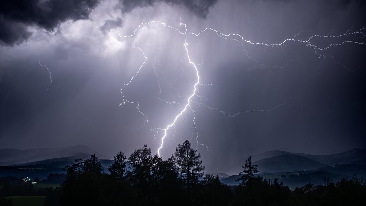 Un temporale con fulmini alle pendici delle Alpi del Chiemgau, in Baviera, Germania.