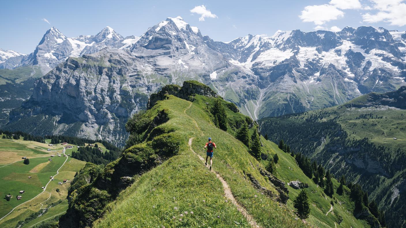 Le Alpi svizzere e un lago all’orizzonte fanno da sfondo a questo paesaggio nei pressi di Kandersteg, nel Canton Berna