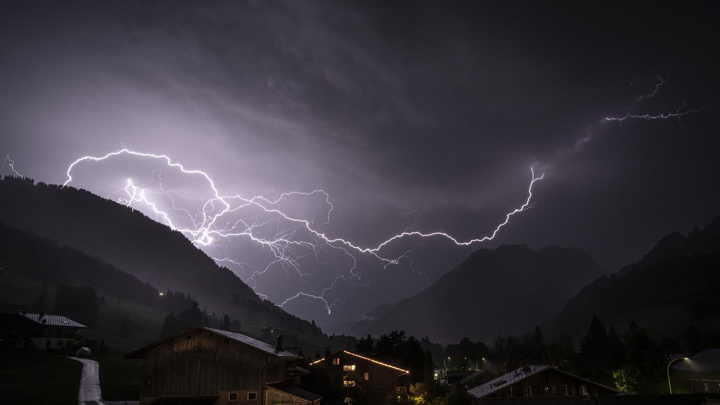 Fulmini e saette immortalate sopra Gstaad (BE) giovedì notte durante un violento temporale