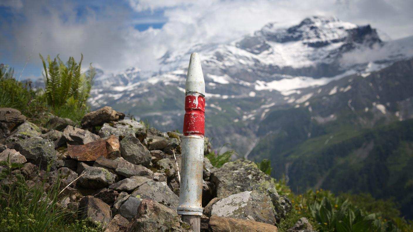 Munizioni militari dismesse usate come segnavia sul Passo del Klausen (URI)