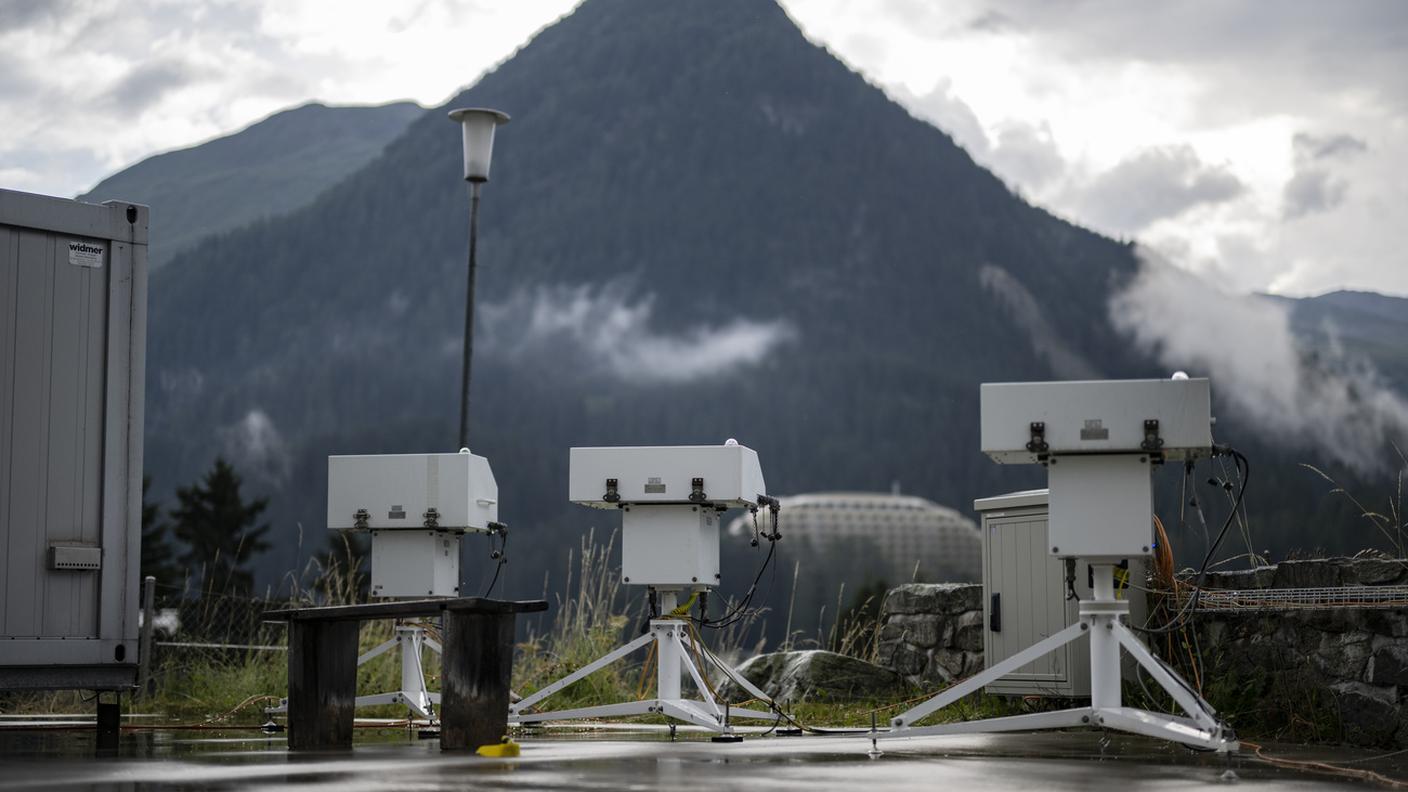 Tre spettrofotometri Brewer per la misurazione dell'ozono, fotografati presso l'Osservatorio fisico-meteorologico di Davos
